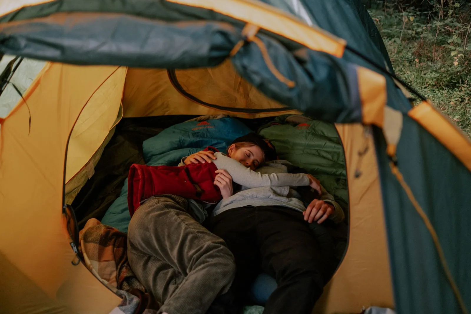 Mummy and rectangular sleeping bag shapes compared on a flat surface, highlighting shoulder width and foot box differences