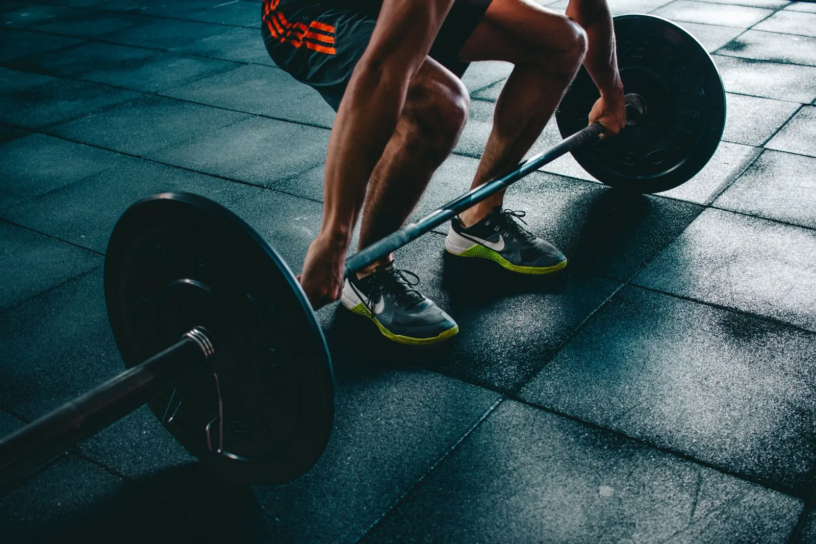 Open workout log showing weekly weight and rep increases across a 6-week strength block