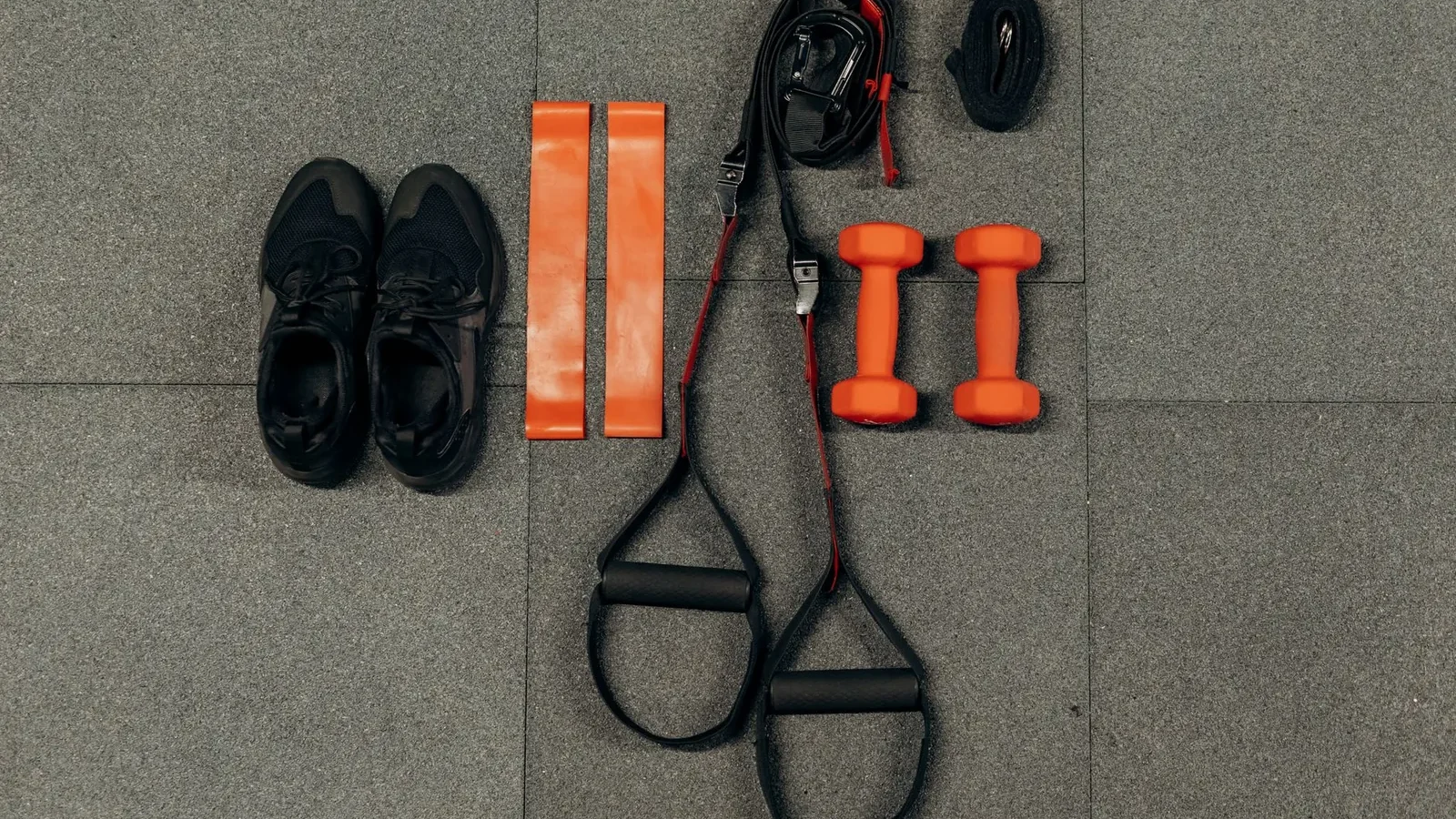 Side-by-side demonstration of a dumbbell bicep curl versus a resistance band curl, showing the difference in resistance curve at the top and bottom of each movement