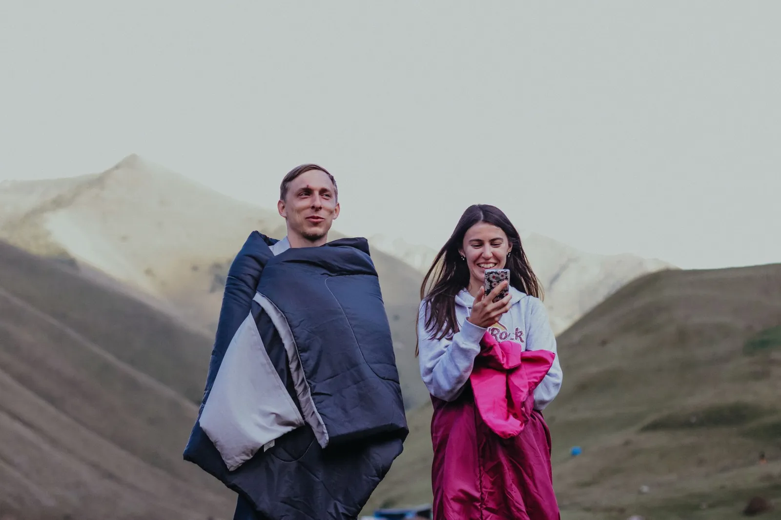 Comparison of down and synthetic sleeping bag insulation types with temperature rating labels